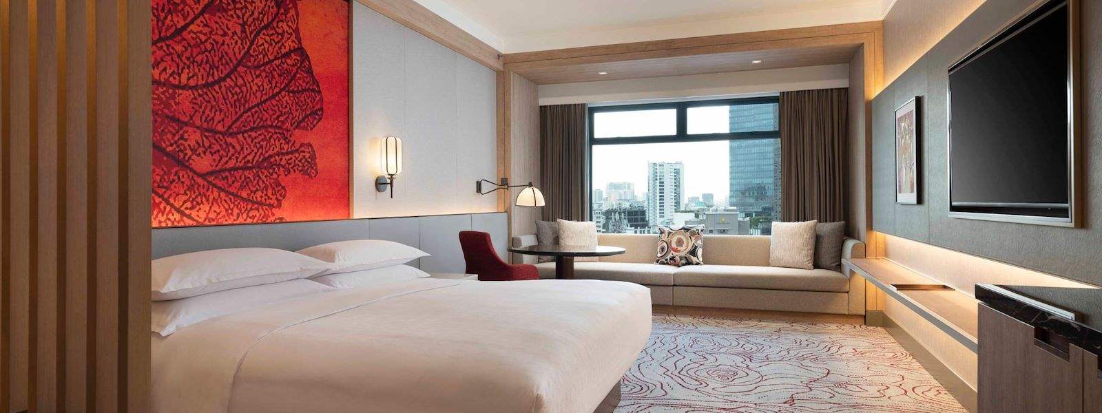 Sheraton Saigon Hotel & Towers đã được cải tiến để đáp ứng những yêu cầu cao nhất của du khách. Tận hưởng tiện nghi của một khách sạn sang trọng và những dịch vụ chuyên nghiệp của đội ngũ nhân viên. Tùy chọn lý tưởng cho những du khách đang tìm kiếm một kỳ nghỉ đáng nhớ tại TP.HCM.